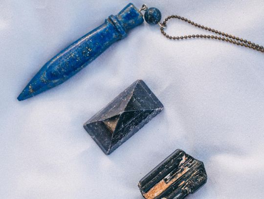 Biżuteria z kamieni naturalnych — elegancja, symbolika i unikalny styl