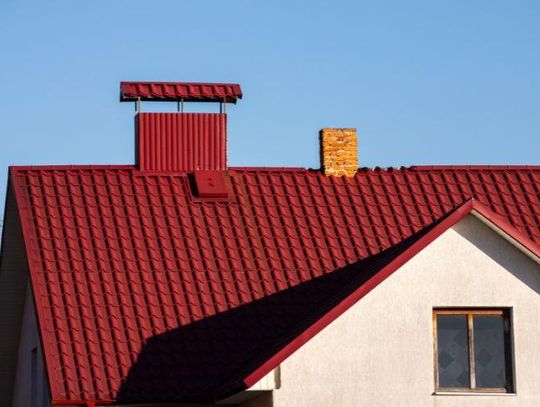 Farba na dachy – jakie znaczenie ma kolor i odporność na blaknięcie?