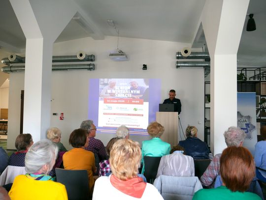 Policjanci i seniorzy o bezpieczeństwie w sieci