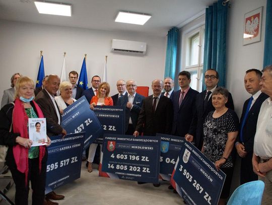 Samorządowcy z powiatu mikołowskiego odebrali rządowe czeki