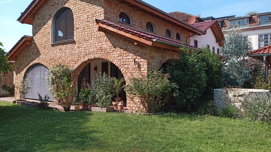 Producent piaskowca – kamień elewacyjny, murowy i ogrodowy z własnych kopal Producent piaskowca – kamień elewacyjny, murowy i ogrodowy z własnych kopal